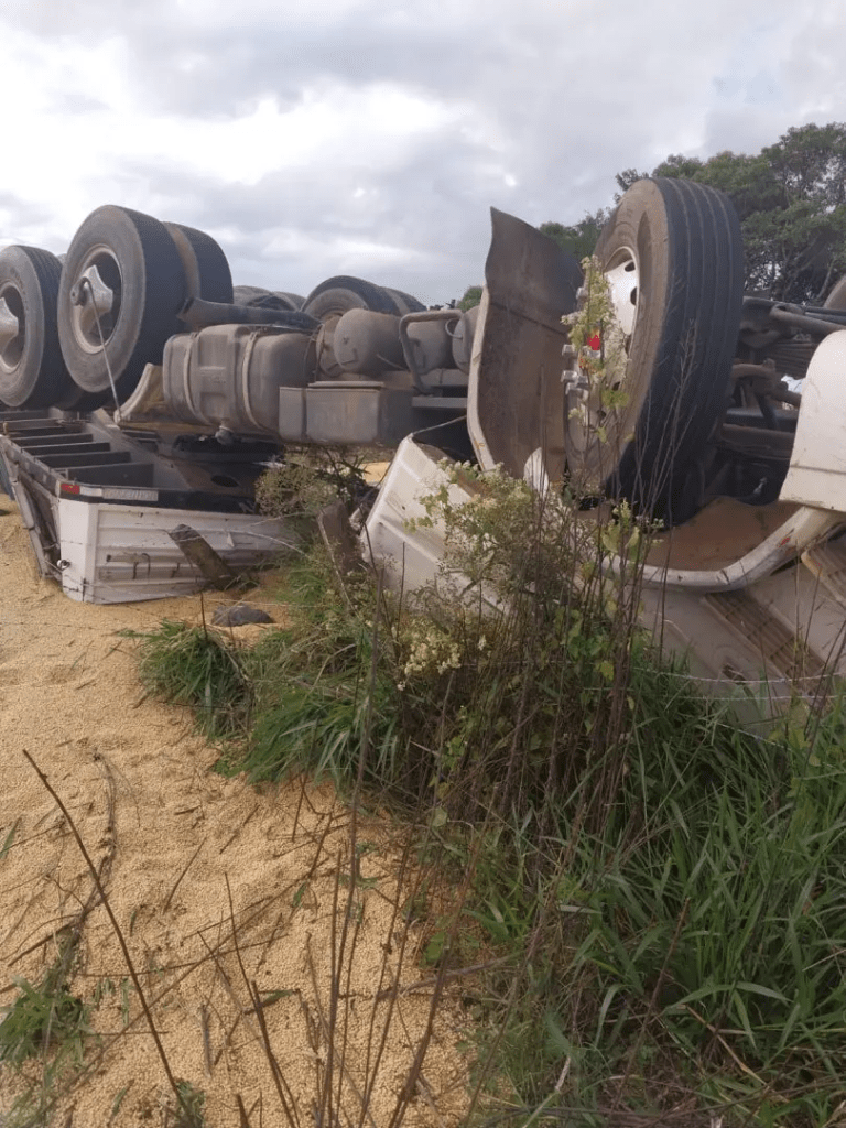 Foto Caminhão carregado tomba na PR-340 motorista morre