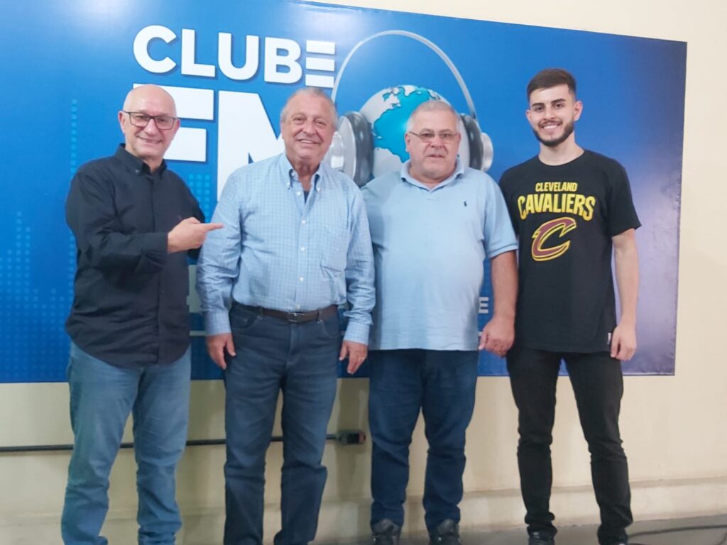 Foto Carneiro Neto visita a rádio Clube e volta as origens