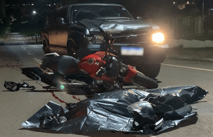 Foto Vídeo: motociclista morre após ser arrastado por caminhonete