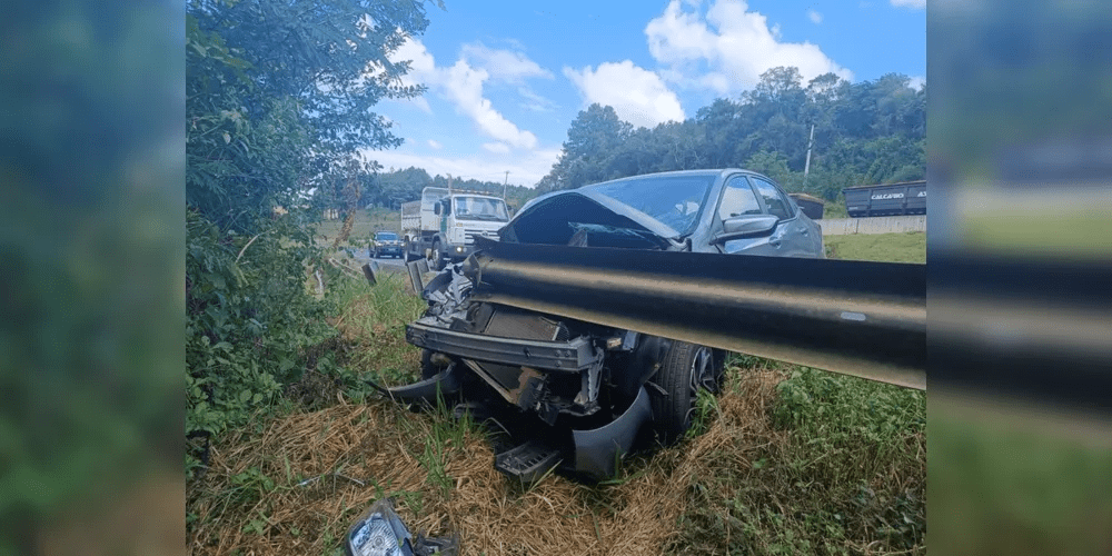 Foto Defensa metálica ‘atravessa’ carro após colisão e mulher morre